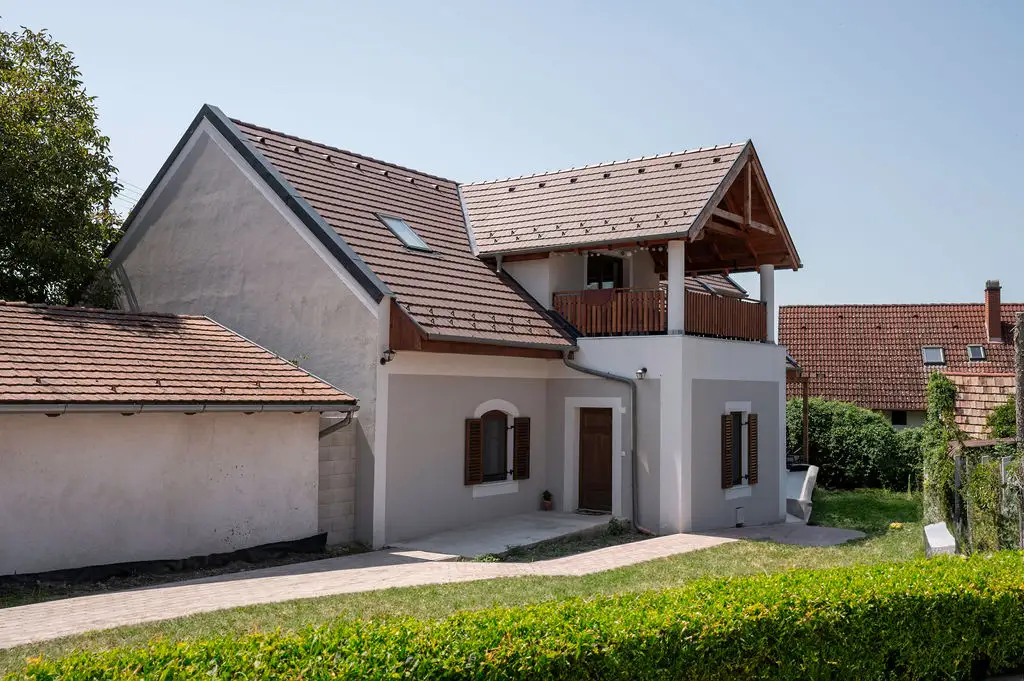 A Berkenyeliget Vendégház hagyományos balatoni hangulatú épülete Szigliget központjában.