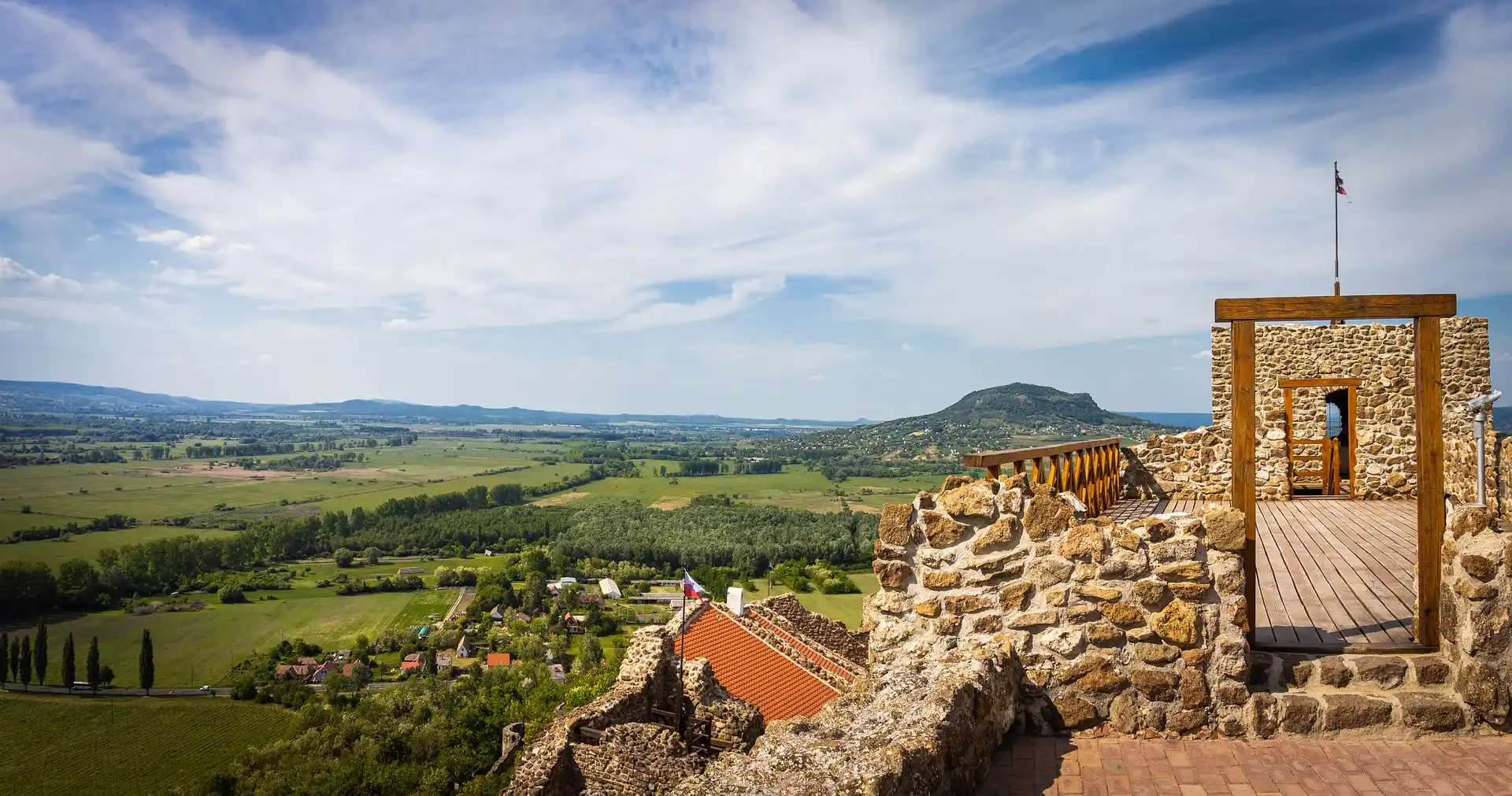 Kilátás a Szigligeti várból a Balaton-felvidék panorámájára és a környező hegyekre.